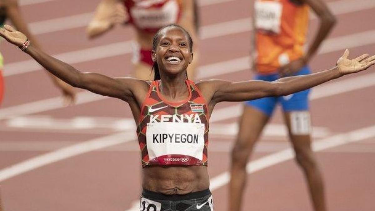 Faith Kipyegon Destroys Women's Mile Record With Stunning 4:07.64 In ...